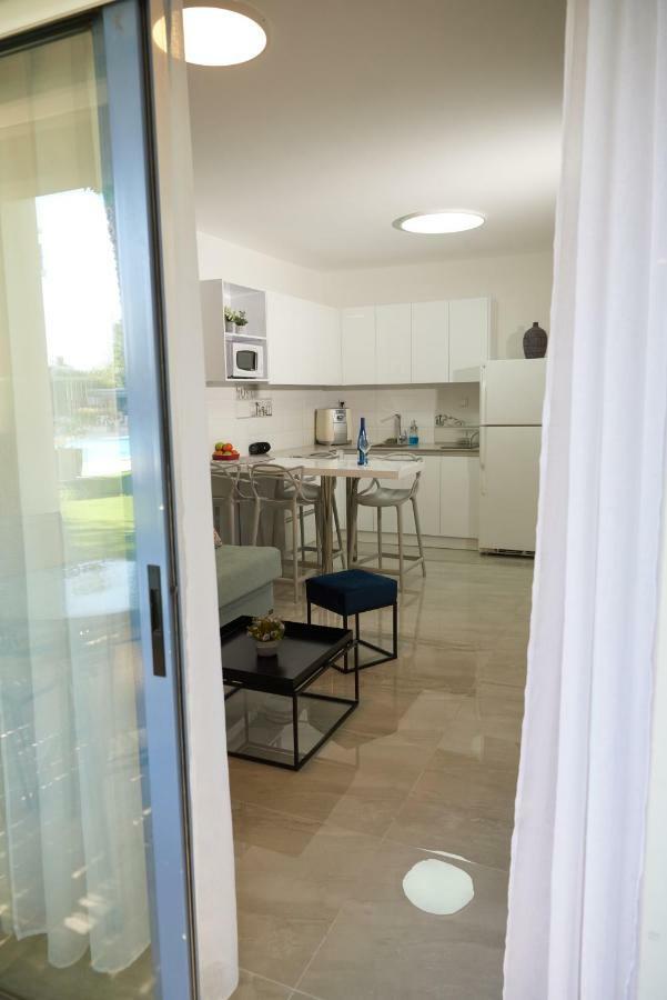 דירת גן פונה לבריכה - Pool Garden View Eilat Apartment Exterior photo